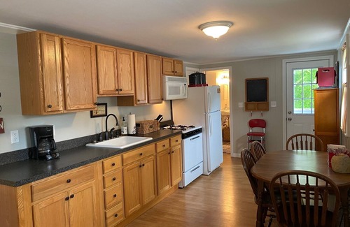York Beach Cabaña | The York Hut is an updated gem just steps to Long Sands! 7min walk to the beach!