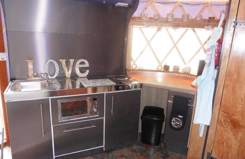 East Huntspill Chalet De Esquí | The Yurt - A modernised yurt with four poster bed and bathroom
