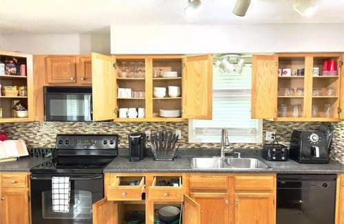 South Kansas City Casa | The Zen Den 3 BD 2 Bath Parking WiFi