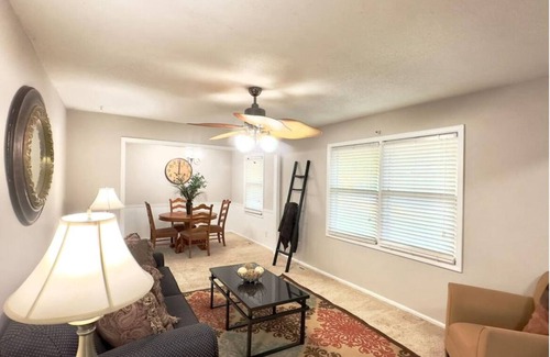 South Kansas City Casa | The Zen Den 3 BD 2 Bath Parking WiFi
