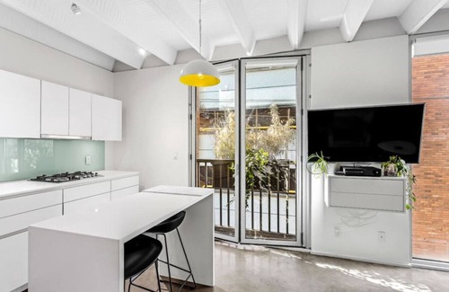 Chinatown Apartamento | The Zen Loft: Shared Rooftop Bliss with City Views