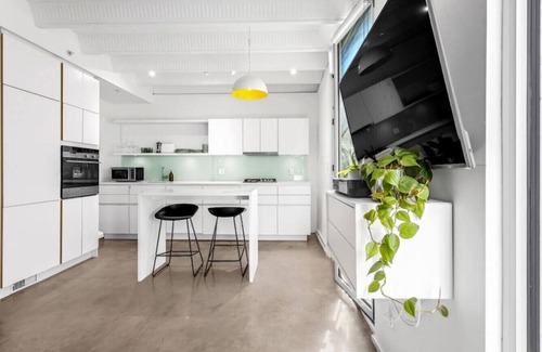 Chinatown Apartamento | The Zen Loft: Shared Rooftop Bliss with City Views
