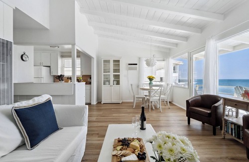 Eastern Malibu Casa | Malibu Carbon Beach Oceanfront Bungalow Diez