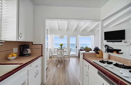 Eastern Malibu Casa | Malibu Carbon Beach Oceanfront Bungalow Diez