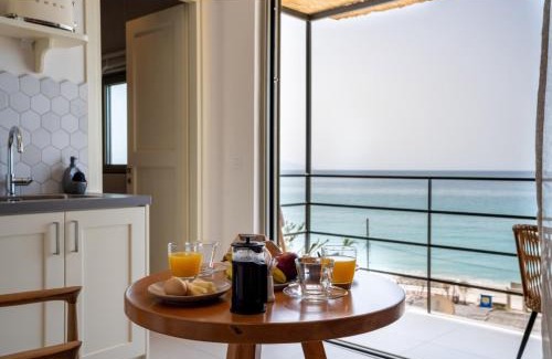 Lourdata Apartamento | Thea Beachfront Suites in Lourdas beach