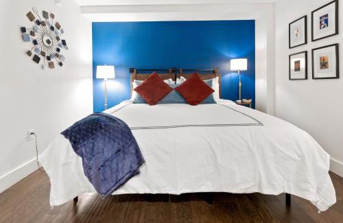 Civil Rights Historic District Apartamento | Theatre Retreat 2 Bedroom Loft - 1 Blk from Theatres
