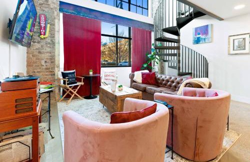 Civil Rights Historic District Apartamento | Theatre Retreat 2 Bedroom Loft - 1 Blk from Theatres