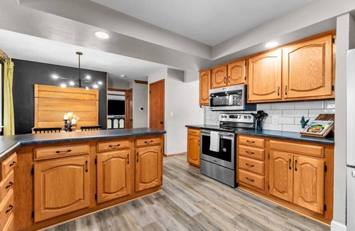Appleton Casa | Theatre Room|Firepit|Grill|Pets!
