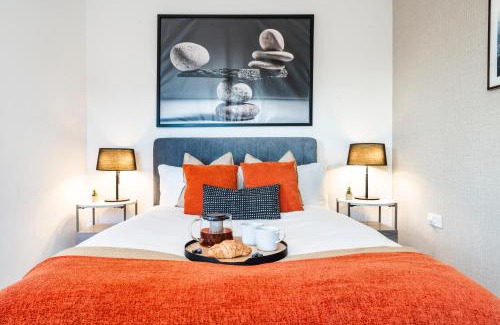 London Borough of Hounslow Apartamento | TheCountingSheep - Heathrow in 15 mins - Glass Balcony - Dedicated Workspace