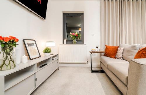 London Borough of Hounslow Apartamento | TheCountingSheep - Heathrow in 15 mins - Glass Balcony - Dedicated Workspace