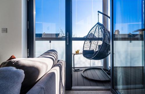 London Borough of Hounslow Apartamento | TheCountingSheep - Heathrow in 15 mins - Glass Balcony - Dedicated Workspace