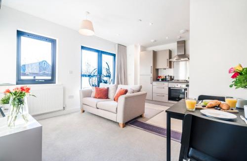 London Borough of Hounslow Apartamento | TheCountingSheep - Heathrow in 15 mins - Glass Balcony - Dedicated Workspace