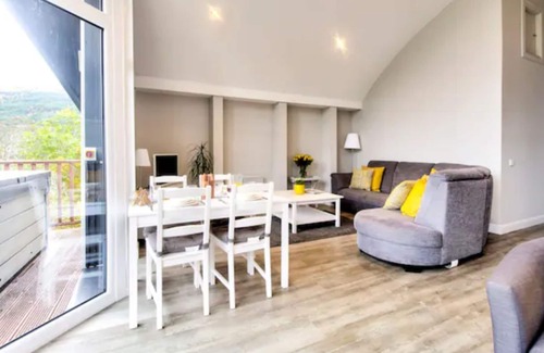 Troon Cabina | TheLodge - sleeps 4 guests in 2 bedrooms
