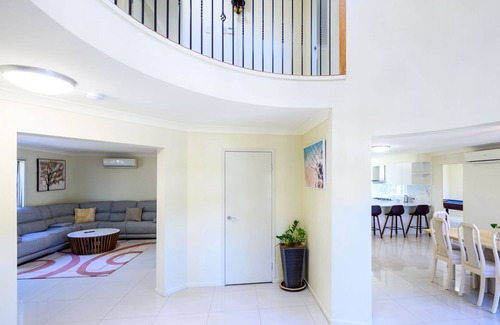 Helensvale Casa | Theme Park Paradise 4BR Spacious Family Home near Gold Coast Parks