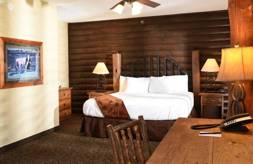 Onalaska Hotel | Theme Suite w/ Whirlpool, Living Room, Dry Bar, Stoney Creek Onalaska