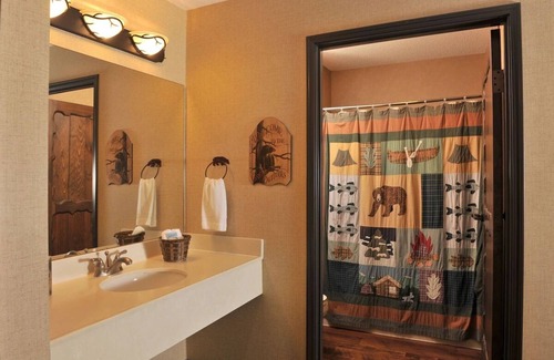 Onalaska Hotel | Theme Suite w/ Whirlpool, Living Room, Dry Bar, Stoney Creek Onalaska