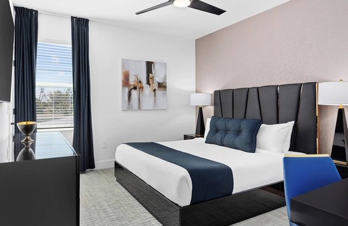 Florida Center Hotel | Themed Retreat with Private Pool, Resort Perks & Family Fun Features