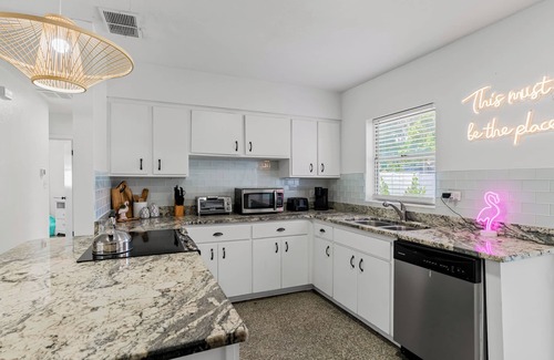 South Pinellas Community Council Casa | "The🦩Mingo" – Hot Tub, Fire Pit, Pet Friendly - Minutes to Madeira Beach - Guests Love It!