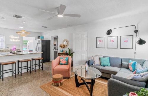 South Pinellas Community Council Casa | "The🦩Mingo" – Hot Tub, Fire Pit, Pet Friendly - Minutes to Madeira Beach - Guests Love It!