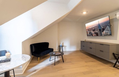 Gayborhood Apartamento | Thena Hotel - Spacious Studio