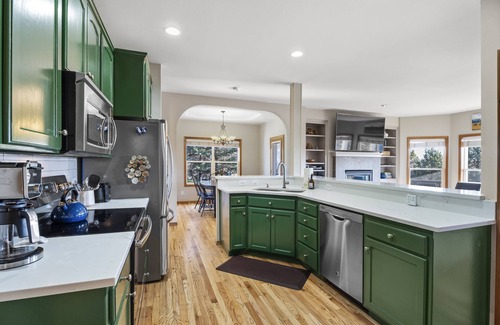 Redmond Casa | TheNest @Eagle Crest! Your gateway stop to R&R: Private Hot tub, deck & patios