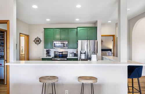 Redmond Casa | TheNest @Eagle Crest! Your gateway stop to R&R: Private Hot tub, deck & patios