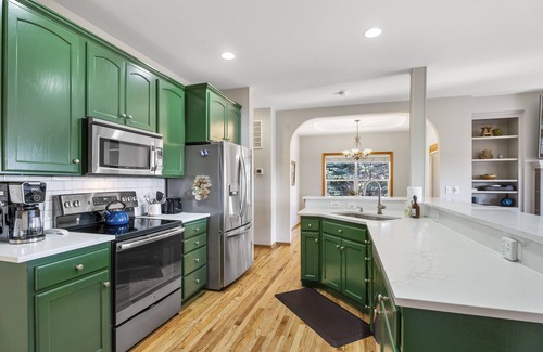 Redmond Casa | TheNest @Eagle Crest! Your gateway stop to R&R: Private Hot tub, deck & patios