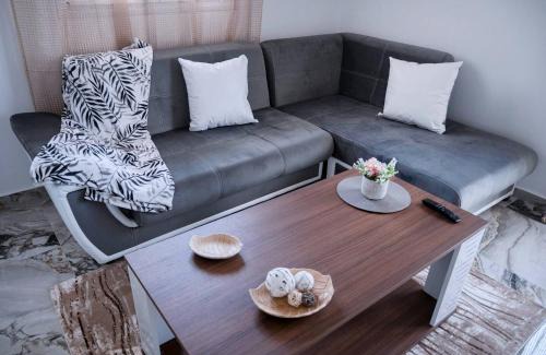 Ampelokipoi-Menemeni Apartamento | Thessaloniki Luxe Suite, Chrysa's Private Getaway
