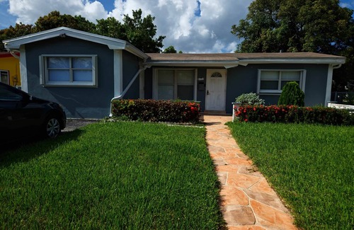 Lauderdale Lakes Casa | TheVacaVacationHomes