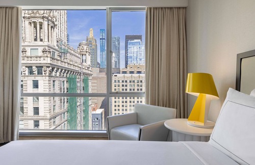 Downtown Chicago Hotel | theWit Chicago, a Hilton Hotel