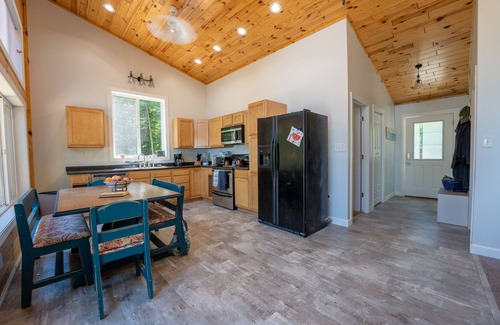 Manistique Casa | Thimbleberry Cottage: Golden Leaves & Cozy Evenings – A Fall Escape to Remember