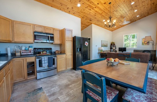Manistique Casa | Thimbleberry Cottage: Golden Leaves & Cozy Evenings – A Fall Escape to Remember