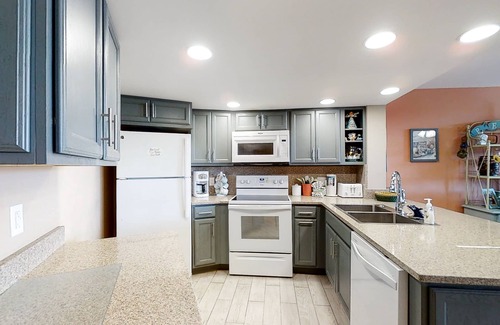 Atlantic Beach Condominio | Third-Floor Condo at Oceanfront Resort with Balconies, WiFi & Shared Pools/Gym