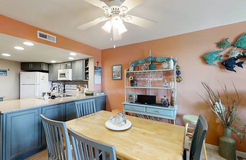 Atlantic Beach Condominio | Third-Floor Condo at Oceanfront Resort with Balconies, WiFi & Shared Pools/Gym