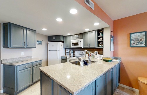 Atlantic Beach Condominio | Third-Floor Condo at Oceanfront Resort with Balconies, WiFi & Shared Pools/Gym