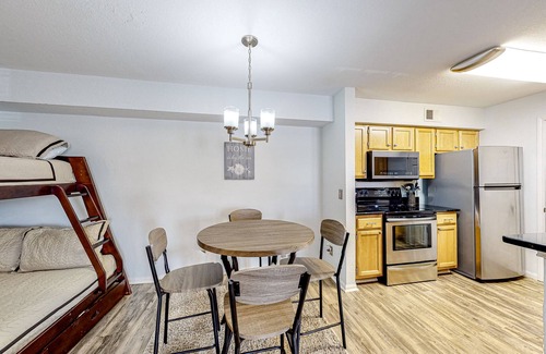 Indian Bayou Condominio | Third-floor condo with balcony, pool, gym & central AC - 1/2 mile to the beach