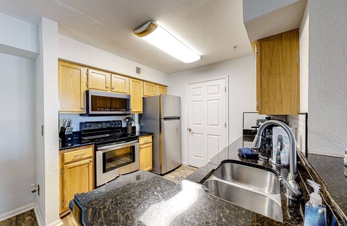 Indian Bayou Condominio | Third-floor condo with balcony, pool, gym & central AC - 1/2 mile to the beach