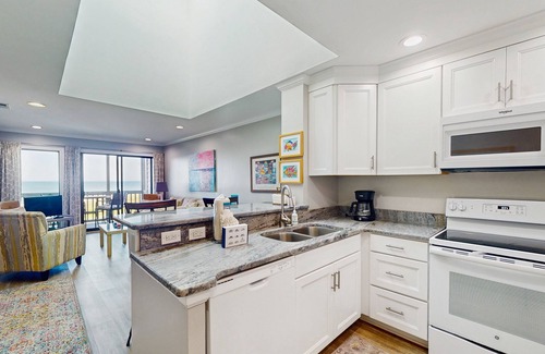 Atlantic Beach Condominio | Third Floor, Oceanfront Condo with Excellent View, Shared Outdoor Pool & Grills