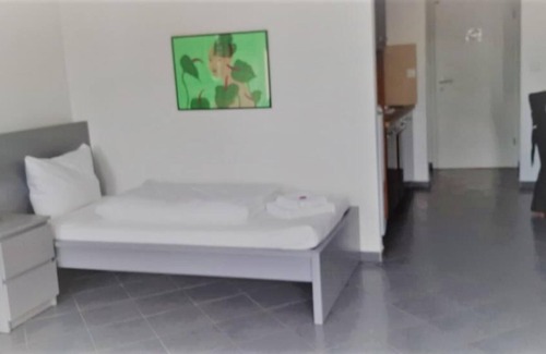 Bramfeld Apartamento | This 1-room apartment is located in our apartment house Haldesdorfer Straße and has a double bed, a functional kitchenette including accessories, a dining area and a comfortable sitting area.