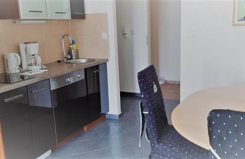 Bramfeld Apartamento | This 1-room apartment is located in our apartment house Haldesdorfer Straße and has a double bed, a functional kitchenette including accessories, a dining area and a comfortable sitting area.