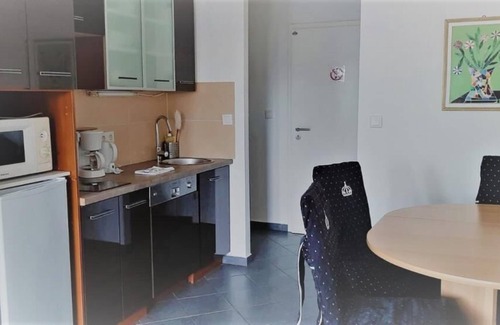 Bramfeld Apartamento | This 1-room apartment is located in our apartment house Haldesdorfer Straße and has a double bed, a functional kitchenette including accessories, a dining area and a comfortable sitting area.