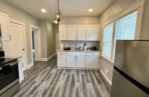 Cleveland Apartamento | Experience stylish living in this centrally-located home