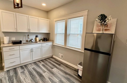 Cleveland Apartamento | Experience stylish living in this centrally-located home