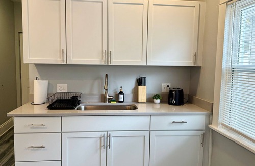 Cleveland Apartamento | Experience stylish living in this centrally-located home