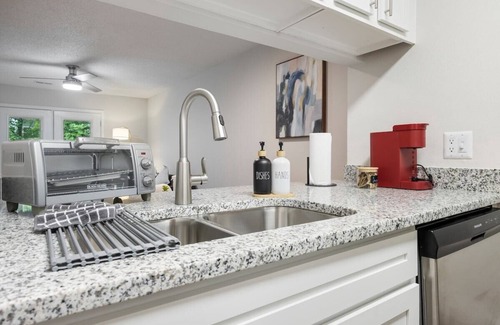 Carrboro Apartamento | This apartment is a 2 bedroom(s), 2 bathrooms, located in Carrboro, NC.