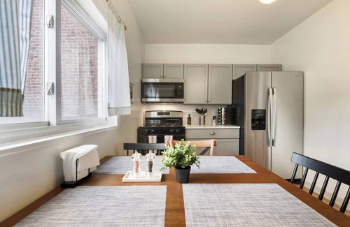 Lawrenceville Apartamento | This apartment is a 2 bedroom(s), 1 bathrooms, located in Pittsburgh, PA.