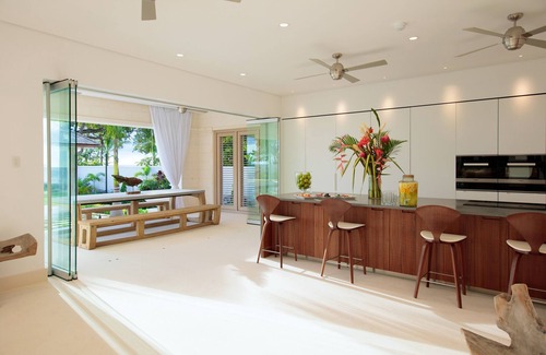 Little Battaleys Casa | This beacfront villa is striking and stylish, Contemporary and beautifully designed and furnished.