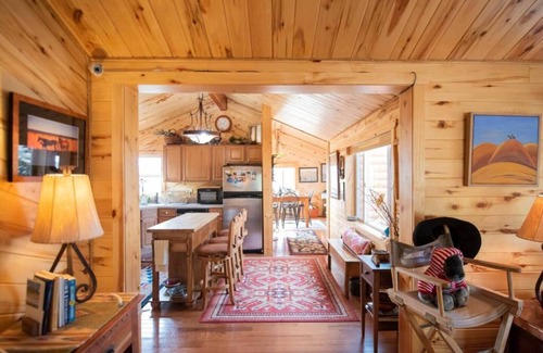 Saddlestring Cabina | This cabin is a 2 bedroom(s), 2 bathrooms, located in Buffalo, WY.