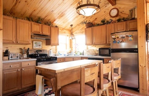 Saddlestring Cabina | This cabin is a 2 bedroom(s), 2 bathrooms, located in Buffalo, WY.