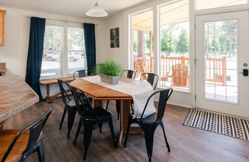Cave Junction Cabina | This cabin is a 3 bedroom(s), 2 bathrooms, located in O'Brien, OR.